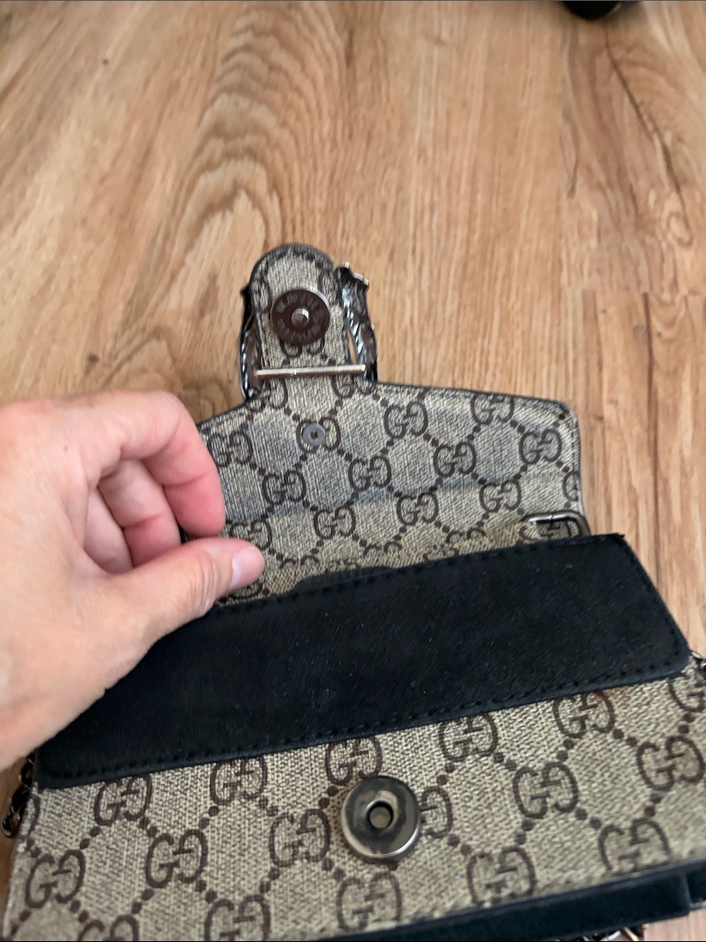 Gucci Beige GG Supreme Crossbody with Antique Silver Chain - Picture 5 of 12